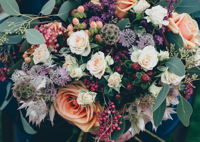 Bestattungsbedarf – Blumen, Kerzen und Trauerdekoration